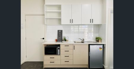 FULLY Furnished STUDIO ROOM in perfect location! - Photo 2