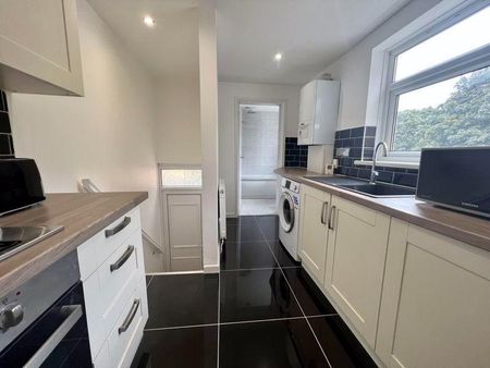 1 bedroom in a flat share to rent - Photo 5