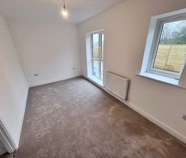 3 bedroom end of terrace house to rent - Photo 2