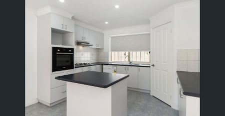 Comfortable Living in a Prime Location – 3 Beds at 11 Nyarrin Pl, Cranbourne West - Photo 5