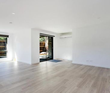 Spacious Two Bedroom Townhouse - Photo 3