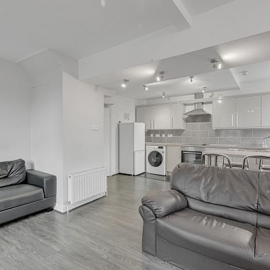 Modern 5-Bed Ensuite Student House Near Hallam University - Photo 1