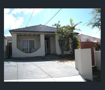 Modern 3-bed home with city and parkland views - Photo 4