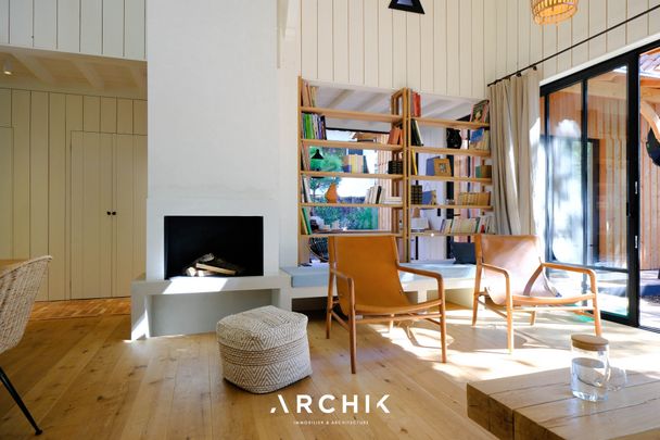 Architecture traditionnelle inspirée par des archétypes régionaux, cette maison de 125 m2 signée BLANC ROUGE ARCHITECTURE entièrement réalisée en bois s'inscrit sur un terrain arboré de 727 m2 avec piscine, dans une rue calme du Pyla et à proximité de la plage. - Photo 1