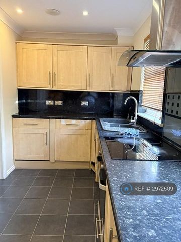 4 bedroom semi-detached house to rent - Photo 5