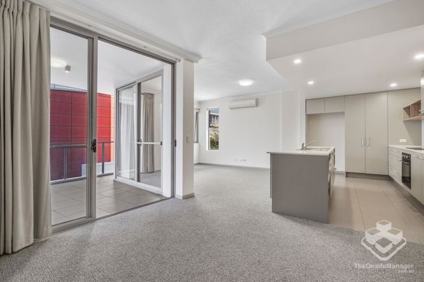 Stylish apartment new carpets, quality & new appliances - Photo 1