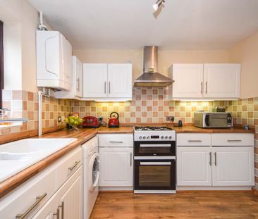 2 bedroom semi-detached to rent Inkerpole Place, Chelmsford, CM2 - Photo 2