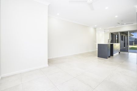 STYLISH AND MODERN FAMILY HOME! - Photo 2