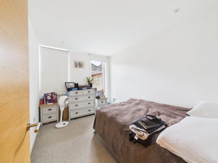 The Courtyard, High Street, Staines-Upon-Thames,TW18 - Photo 2