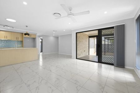 Family Home with Ducted Air-conditioning & Solar Electricity - Photo 4