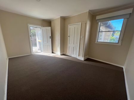 SPACIOUS THREE BEDROOM HOME - Photo 3