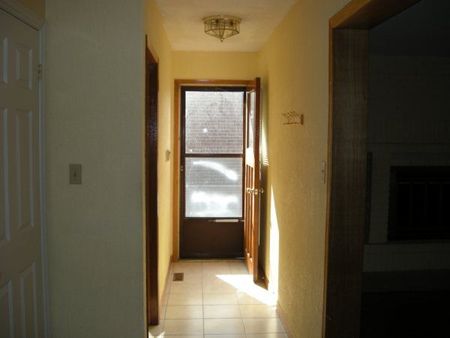 For Lease - 7463 Sigsbee Drive Unit# Side unit, Mississauga, Ontario - Photo 4