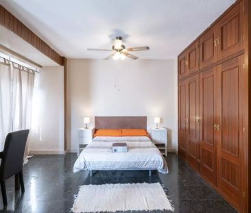 Double bed in Room in a shared 5-bedroom apartment for rent in Sant... - Photo 2