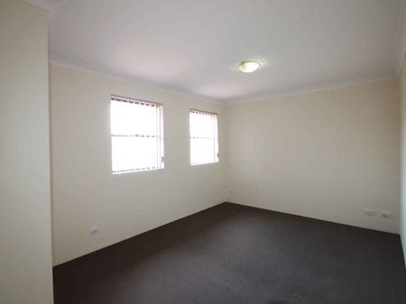 Courtyard comfort meets unbeatable convenience - Photo 2