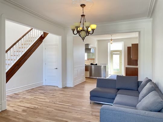 Ahuntsic-Cartierville: Logement rénové de 2 chambres sur 2 étages avec cour privée. - Photo 1