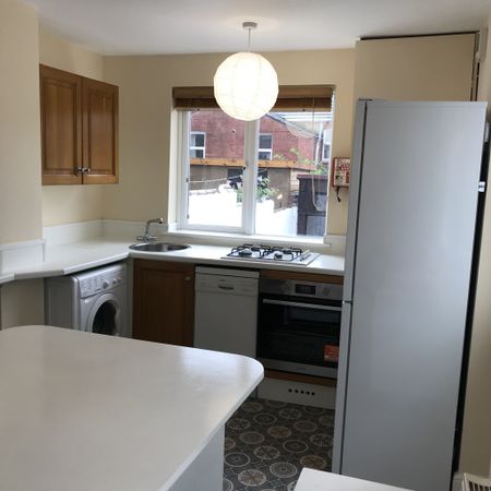 4 bed House - To Let - Photo 4