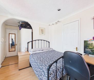 4 bedroom House in Bridport Close, Reading - Photo 4