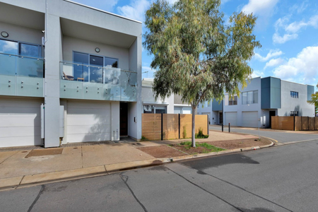 Stylish 2-Bedroom Townhouse - Photo 4