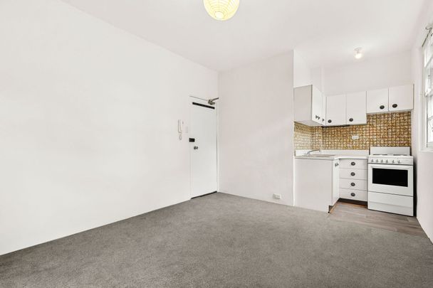 GREAT LOCATION! - Photo 1