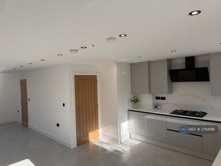 4 bedroom semi-detached house to rent - Photo 5