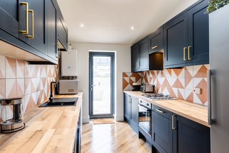 Co-living house, 3 minute stroll to UHW Room 3 - Photo 3