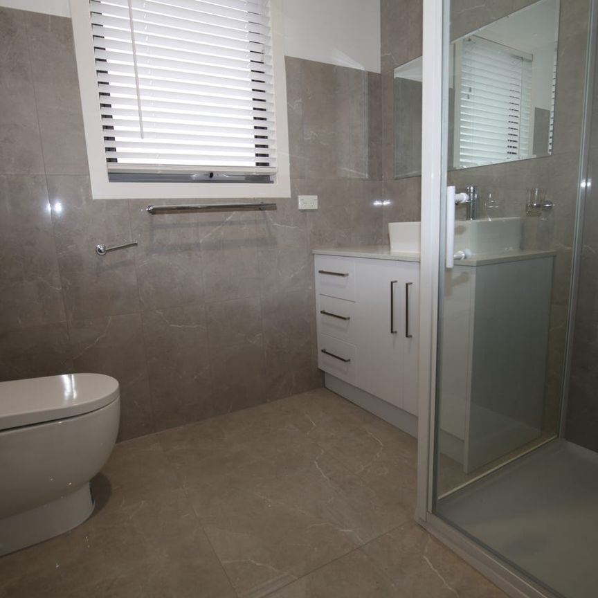 Almost brand new townhouse in ALTONA BEACH - Photo 1