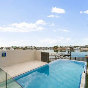 Executive Townhome on Newport lake with private pool & pontoon. Short tern lease offered until 10/01/2027. Contact Julie Sykes 0438 050 110 - Photo 2