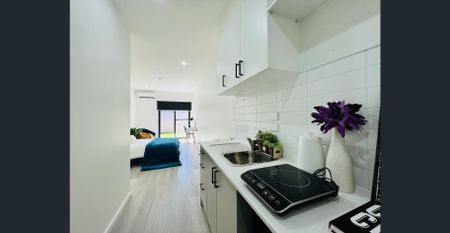 FULLY Furnished ROOM in perfect location! - Photo 3