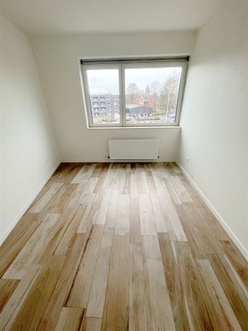 Centraal gelegen, instapklaar 2 slaapkamer appartement met autostaanplaats - Photo 2