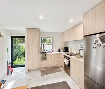 Quiet, Sunny & Private Modern 2-Bedroom Townhouse - Photo 4