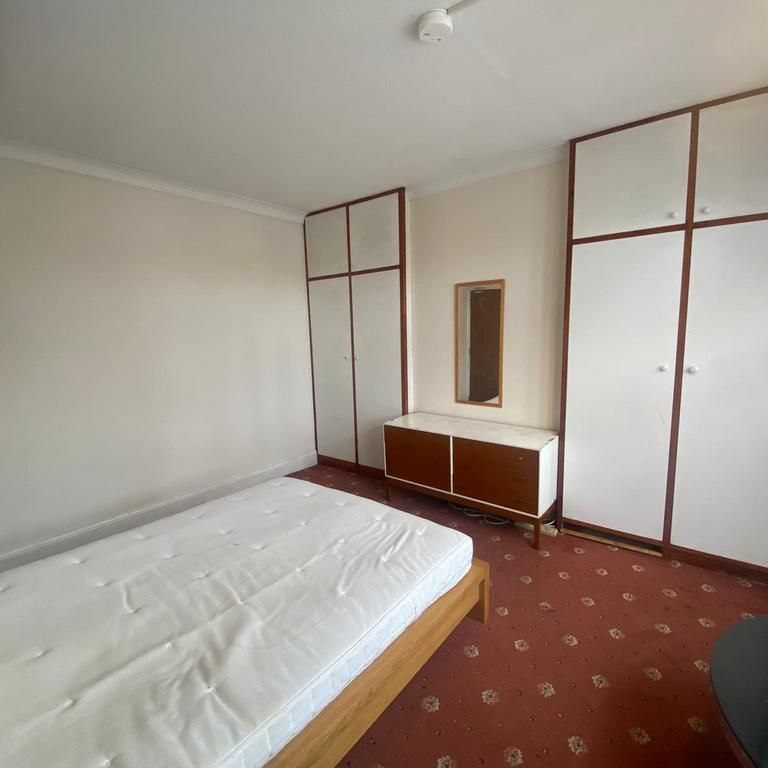 1 bedroom in a house share to rent - Photo 2