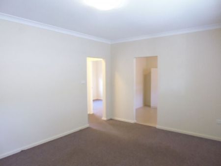Two bedroom unit with single garage - Photo 3
