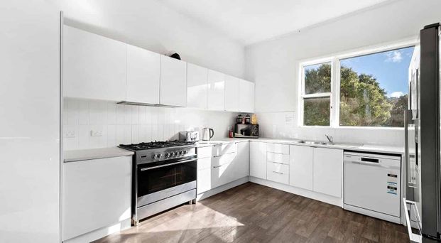 11-Bedroom House for Rent – 58 Thompson Street - Photo 1