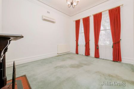 5 Bed, 2 Bath - Photo 2