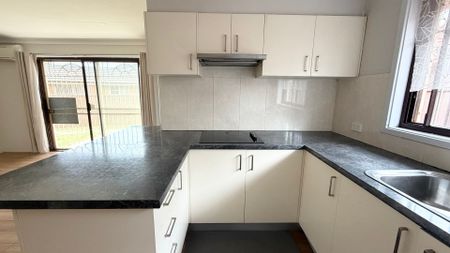 Comfort, Space & Convenience - Perfect Family Home in St Johns Park! - Photo 5