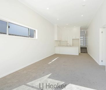 Spacious & Low Maintenance Townhouse Living in Blackalls Park - Photo 1