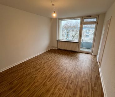 Geräumige 3-Zimmer-Wohnung mit Balkon und Küchenzeile! - Photo 2