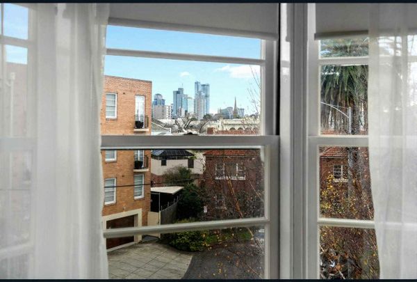 Charming Art Deco Apartment in Prime CBD Location - Photo 1