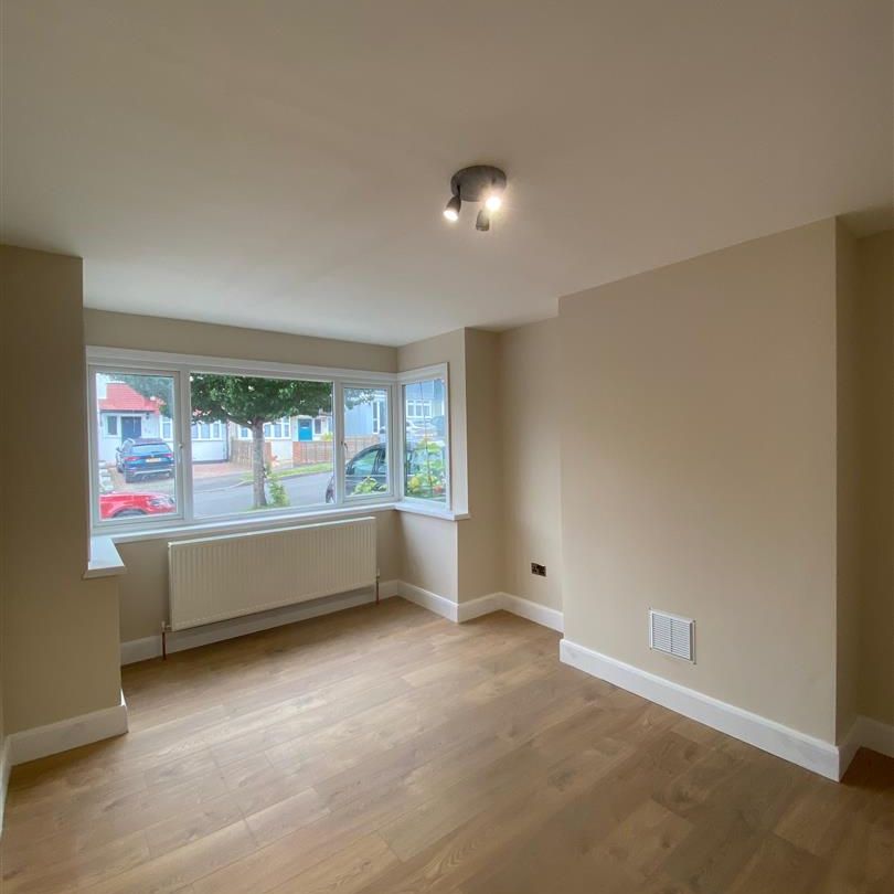Kenmore Road, Kenley CR8, London - Photo 1