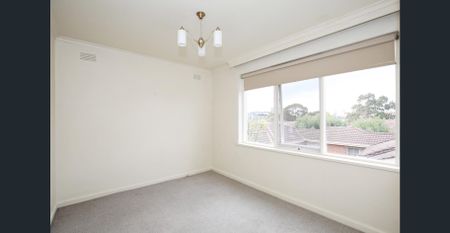 Spacious two bedroom apartment in the heart of Caulfield - Photo 3