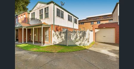 Light-filled, Spacious Delight - Photo 2