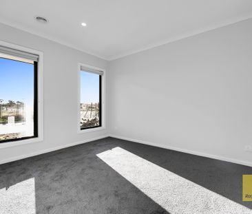 Brand New Spacious Family Home with Double Garage & Year-Round Comfort - Photo 1