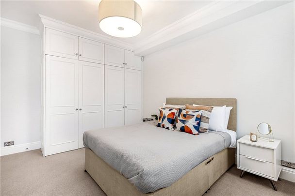 This charming 3rd floor (with lift) apartment has a lovely, bright corner position on Queen Anne Street and Welbeck Street, in the heart of Marylebone Village. - Photo 1