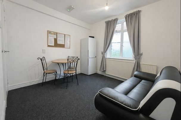 Furnished Double Room To Let - HP11 - Photo 1