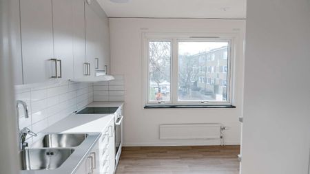 Om bostaden - Välkommen till en nyrenoverad lägenhet på Sloalyckan. Lägenheten är utrustad med moderna vitvaror såsom diskmaskin, tvättmaskin och torktumlare. Köket är renoverat i en öppen planlösning med stilrena grå toner. Badrum och hall är renoverade och utrustade med ny inredning. Innerdörrar i sovrummet är bytta och samtliga rum är ommålade i vit kulör. Fiber finns indraget i lägenheten. I hyran ingår varmhyra, vilket omfattar uppvärmning och varmvatten. Även ett grundutbud av tv-kanaler samt sophantering ingår. Endast hushållsel tillkommer. Rökfritt boende gäller för alla kontrakt tecknade från och med 2025-01-01. - Foto 3