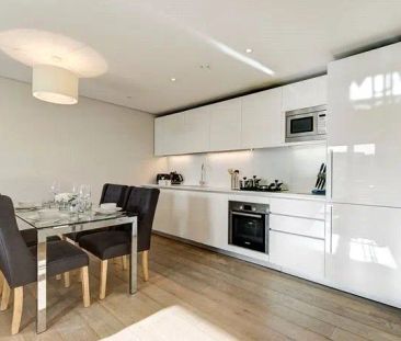 3 bedroom flat in London - Photo 2