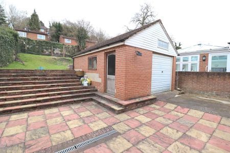 Chairborough Road, High Wycombe - Photo 2