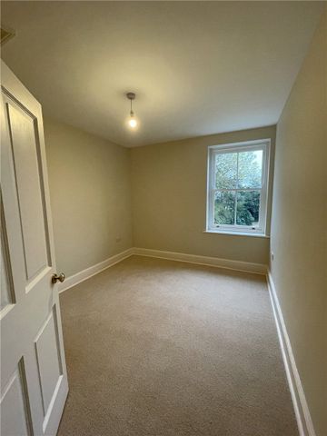 Beautifully renovated four-bed semi-detached home. Located just outside Sutton-upon-Derwent and 8 miles from York Large garden and off-street parking. Master bedroom with en-suite and three additional spacious bedrooms. - Photo 5