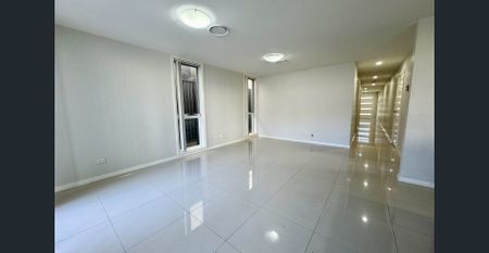 5 Bedroom Residence in The Ponds for Lease! - Photo 5