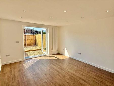 Totland Bay, Isle Of Wight, PO39 - Photo 2